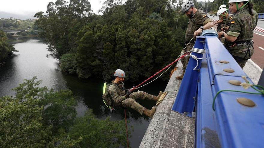 La prueba de rápel sobre el puente del Lérez en Monte Porreiro.