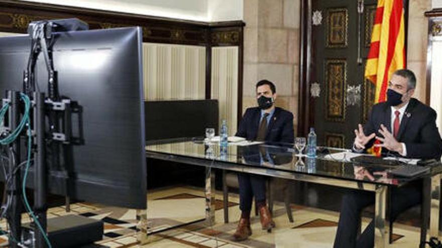 Pla general del conseller d&#039;Acció Exterior, Bernat Solé, participant de la reunió telemàtica de la taula de partits amb el president del Parlament, Roger Torrent