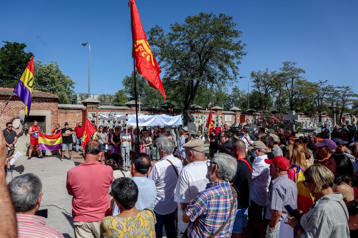 Varias personas durante el homenaje dedicado a las 13 Rosas y los 43 Claveles, ‘Que mi nombre no se borre de la historia’, en el 84º aniversario de su fusilamiento, en el Cementerio civil del Este, a 5 de agosto de 2023, en Madrid (España). El acto tiene el objetivo de recordar a las 56 personas que fueron fusiladas en el Cementerio del Este el 5 de agosto de 1939 por su militancia en las Juventudes Socialistas Unificadas (JSU) una vez terminada la Guerra Civil, conocidos como las 13 Rosas y los 43 Claveles. Los fusilamientos de las 13 Rosas, mujeres con edades comprendidas entre los 18 y los 29 años, fue uno de los actos de represión franquista que más repercusión internacional tuvo. Menos conocido es el asesinato de los 43 Claveles, el mismo día y en el mismo lugar.