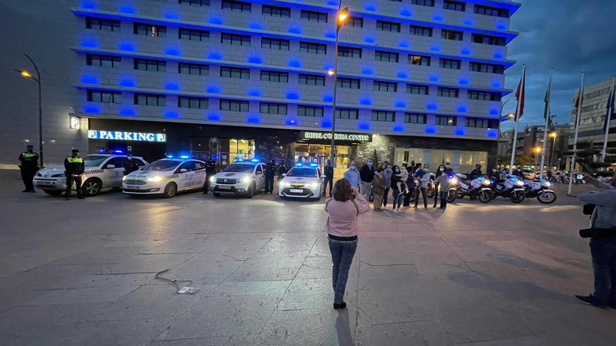 Policía Local en el hotel Córdoba Center, en apoyo de las personas con autismo.