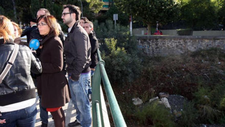 Gámez atiende a los medios junto al arroyo Jaboneros.