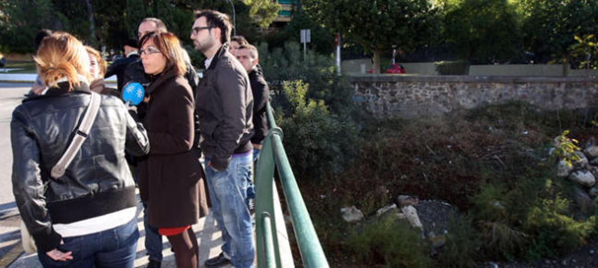Gámez atiende a los medios junto al arroyo Jaboneros.
