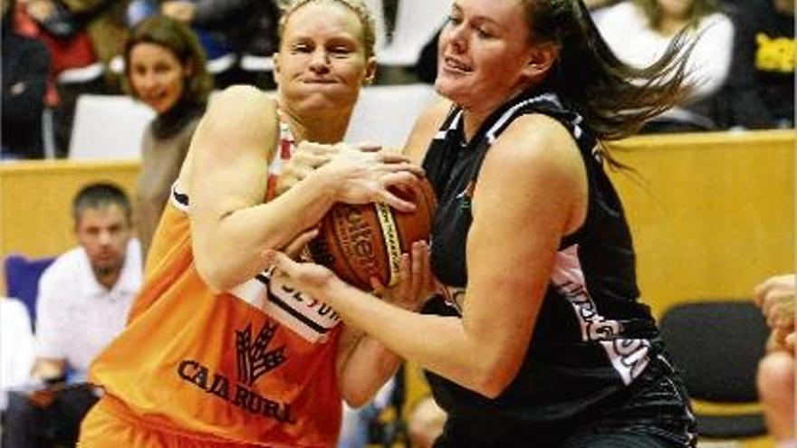 Amy Denson (Zamora) i Cierra Bravard (Uni Girona) lluiten per una pilota en el partit de lliga a Fontajau.