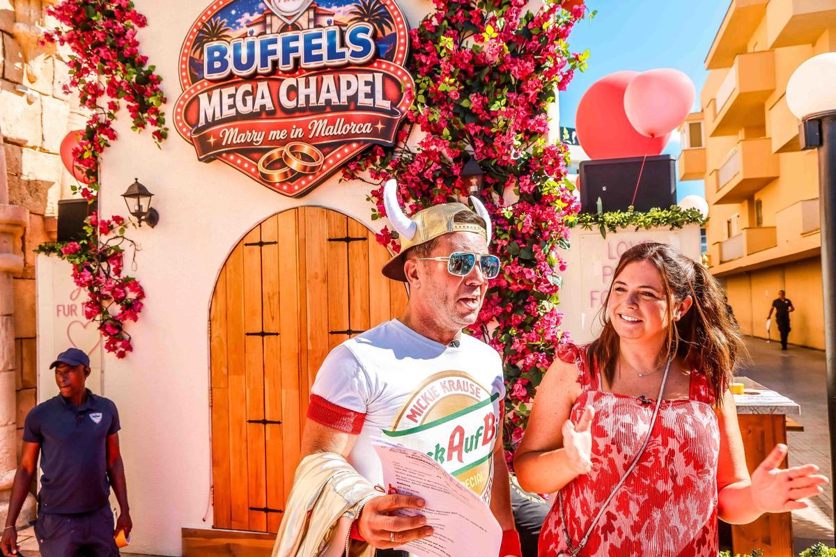 Heiraten am Ballermann: Ein Blick in Lorenz Büffels „Mega Chapel“ direkt am Megapark