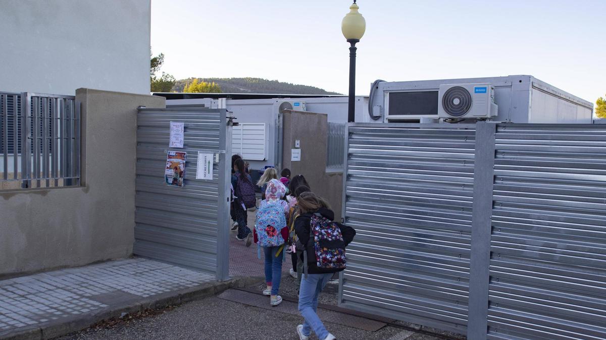 Alumnos accediendo a las aulas prefabricadas del colegio de Bocairent.