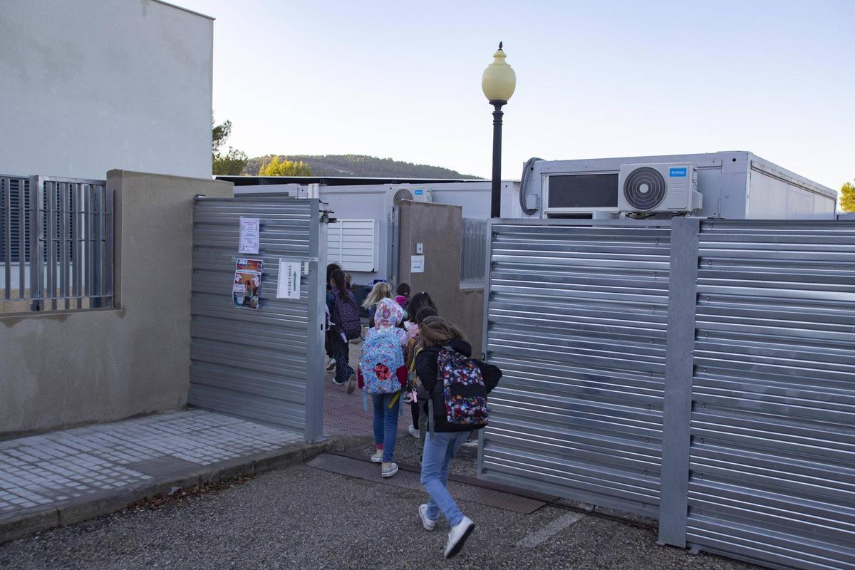 Alumnos accediendo a las aulas prefabricadas del colegio de Bocairent.