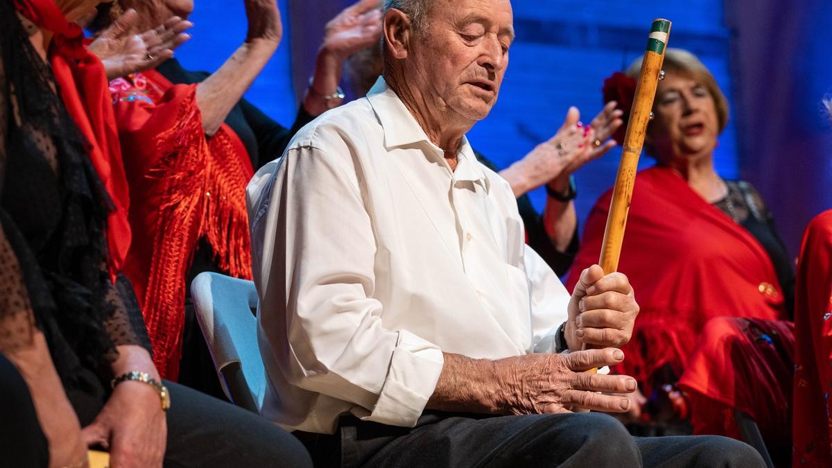 Baile y muchos villancicos para los mayores.