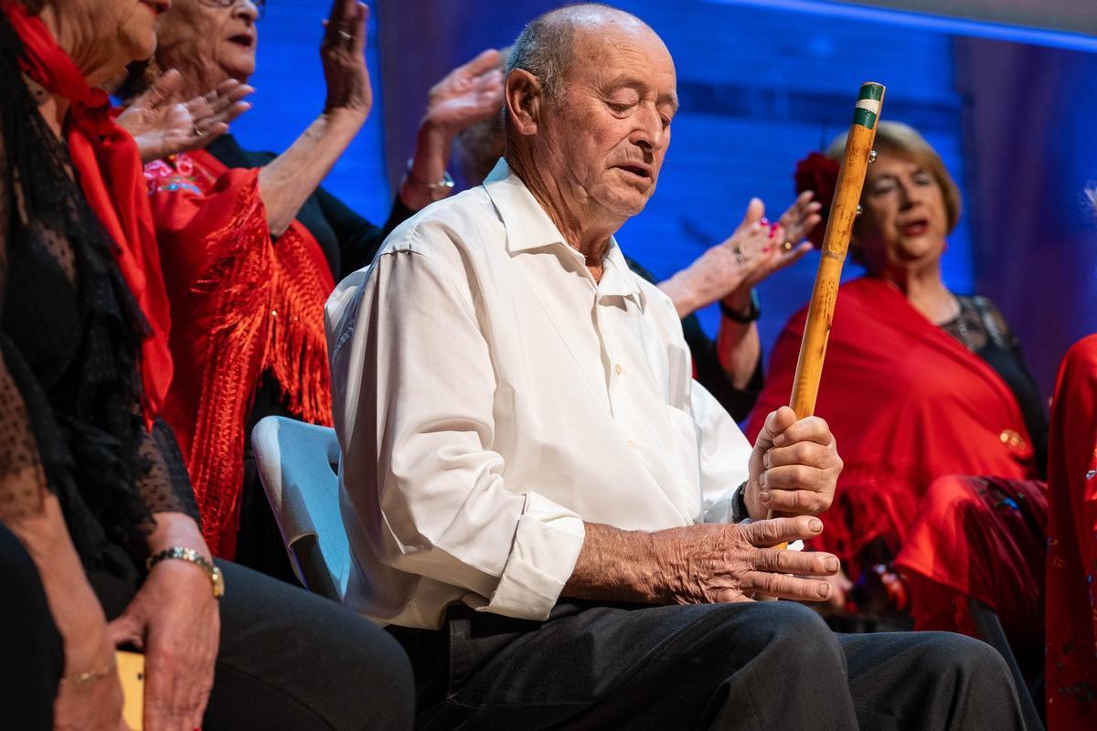 Baile y muchos villancicos para los mayores.