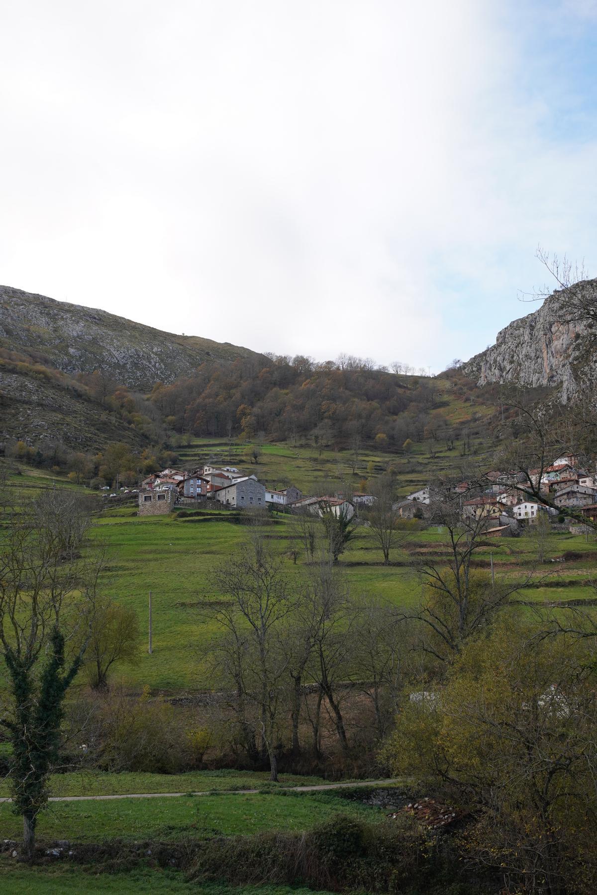 El pueblo de La Hermida en un entorno privilegiado