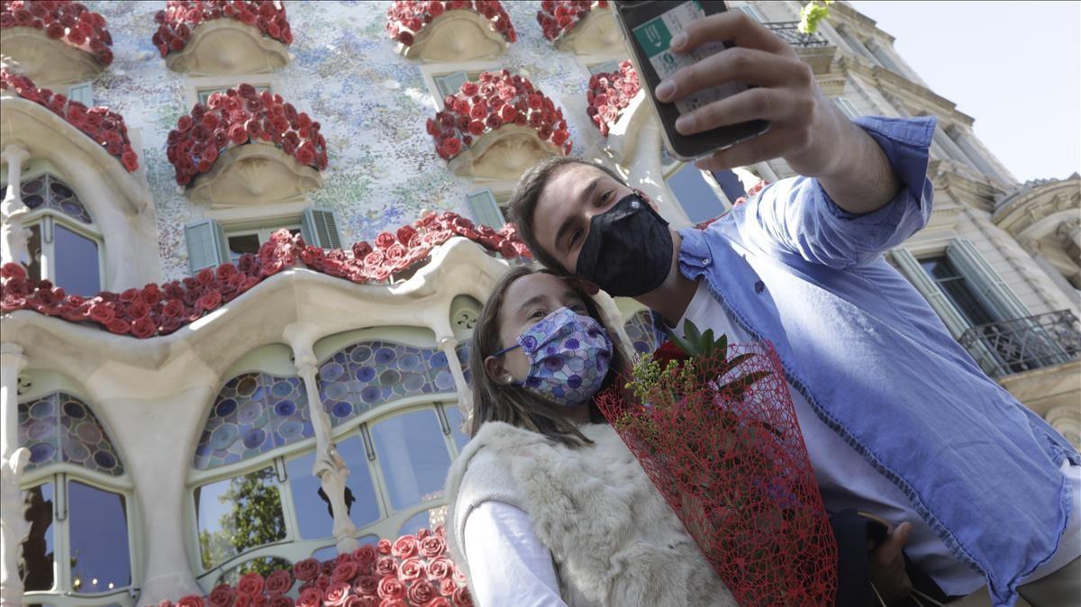 Una pareja haciéndose un selfie frente a casa Batlló de Passeig de Gràcia.