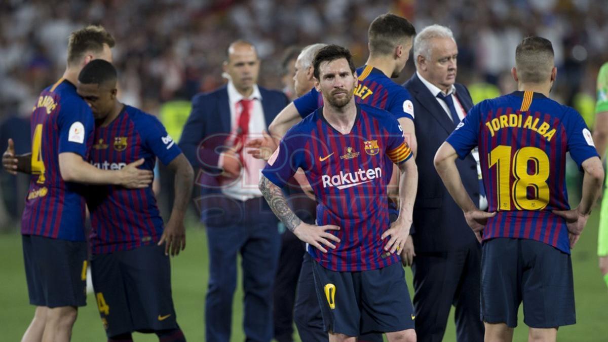 Imágenes de la decepción de los jugadores del FC Barcelona tras perder la Final de Copa del Rey ante el Valencia en el estadio Benito Villamarín, Sevilla.