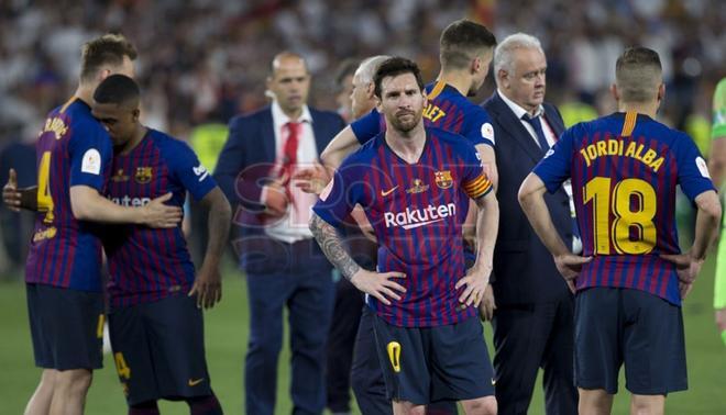 Imágenes de la decepción de los jugadores del FC Barcelona tras perder la Final de Copa del Rey ante el Valencia en el estadio Benito Villamarín, Sevilla.