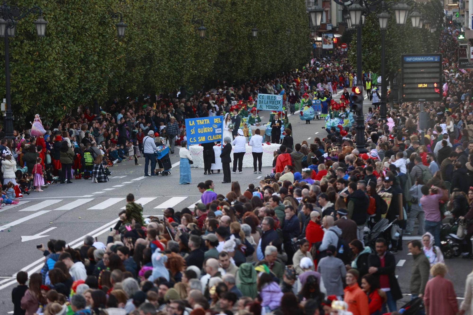 EN IMÁGENES: El Carnaval llena de color y alegría las calles de Oviedo