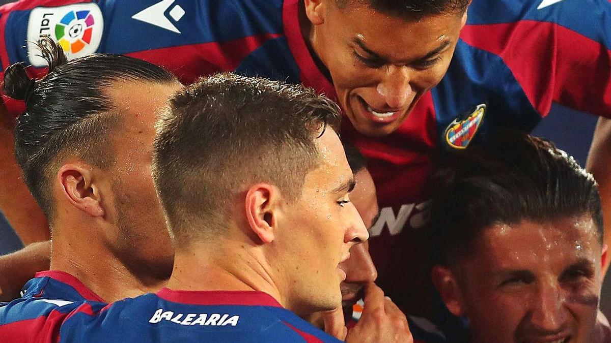 Los jugadores del Levante UD celebran uno de sus goles ante el Cádiz, en la última jornada. | F.CALABUIG