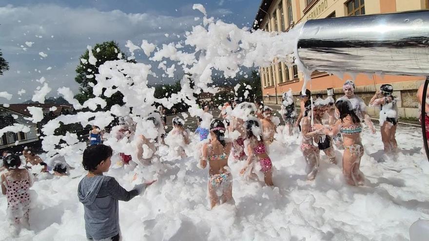 Fiesta de la espuma y mucho más en el Bernardo Gurdiel de Grado: así fue la jornada de juegos y convivencia para despedir el curso