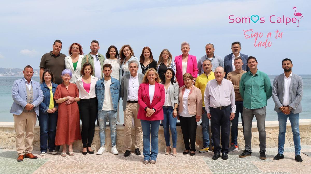 En la primera fila, Ana Sala (con chaqueta rosa) posa con toda la candidatura de Somos Calpe