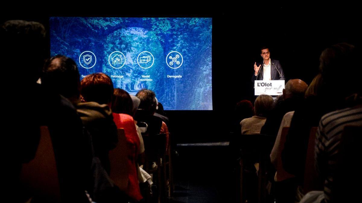 L’alcalde d’Olot, Agustí Arbós, durant la conferència «L’Olot que vull» a la Sala El Torín