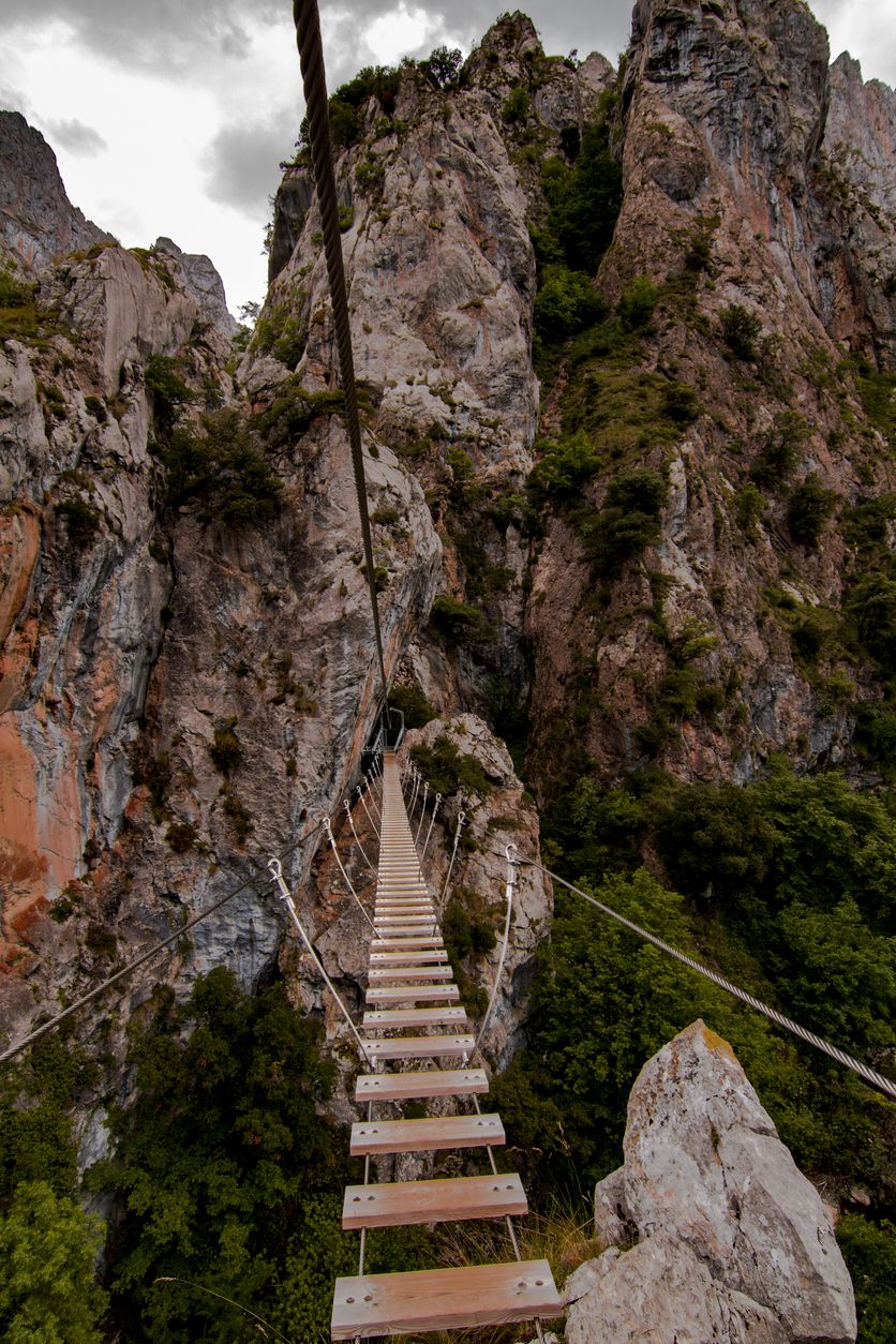 Más de 70 túneles, pasarelas de hierro y hasta puentes colgantes.