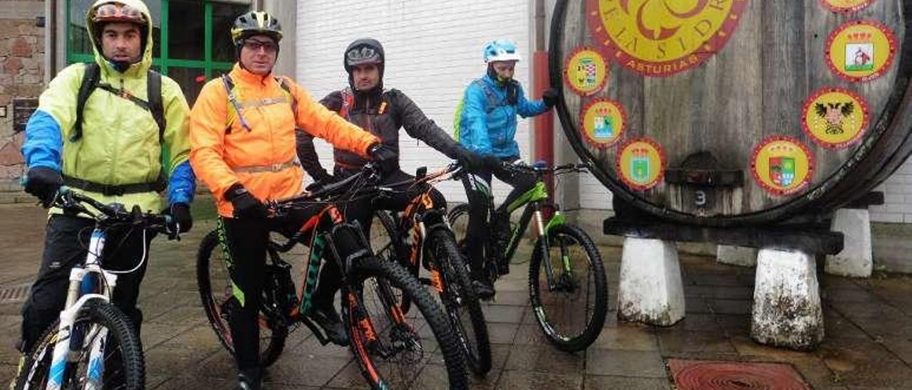 Cuatro de los participantes en la ruta.