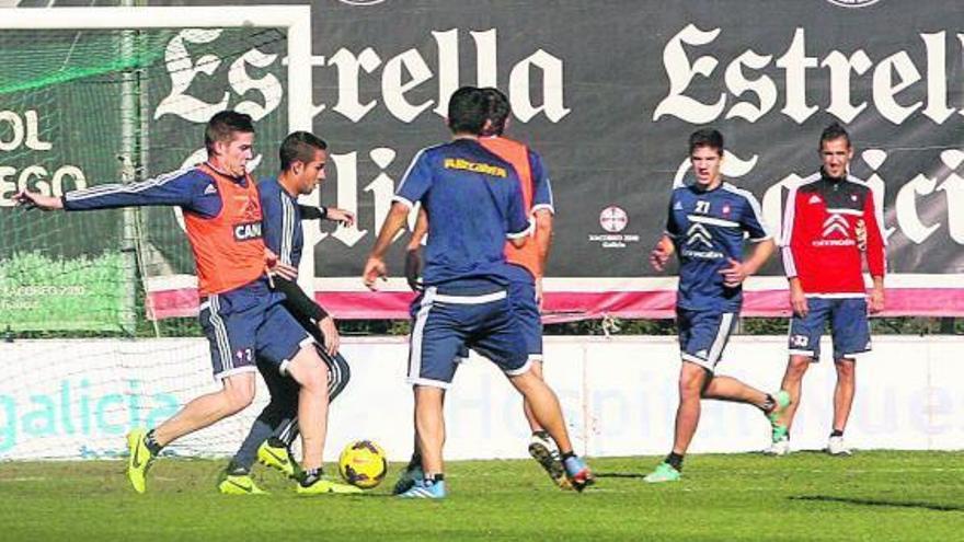 Los jugadores en el entrenamiento de ayer en A Madroa. // De Arcos