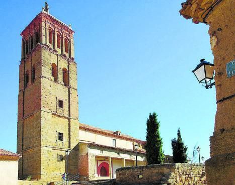 Exterior de la iglesia, con el pórtico meridional y la torre. | Cedida