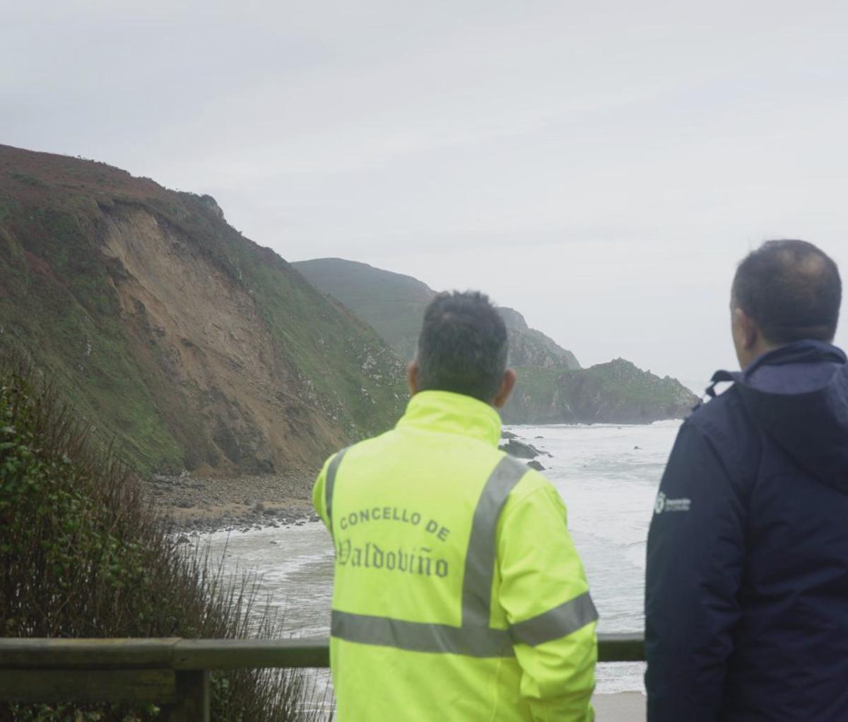 Árbol caído en Corcubión sobre la carretera CP-2801 en A Redonda. |  C. C.