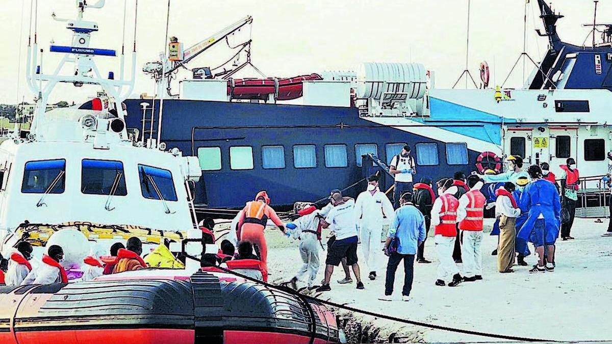 Los migrantes evacuados, ayer, al llegar a Lampedusa.