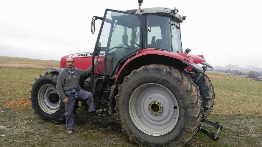 Luis Fernando García, junto a su tractor, en uno de sus terrenos de cultivo en ecológico de la comarca de La Guareña.