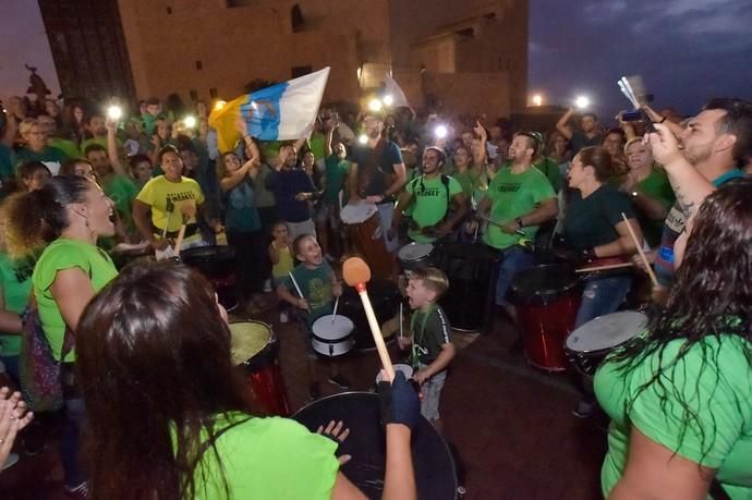 23-08-2019 LAS PALMAS DE GRAN CANARIA. Cadena humana en el paseo de Las Canteras contra el incendio  | 23/08/2019 | Fotógrafo: Andrés Cruz