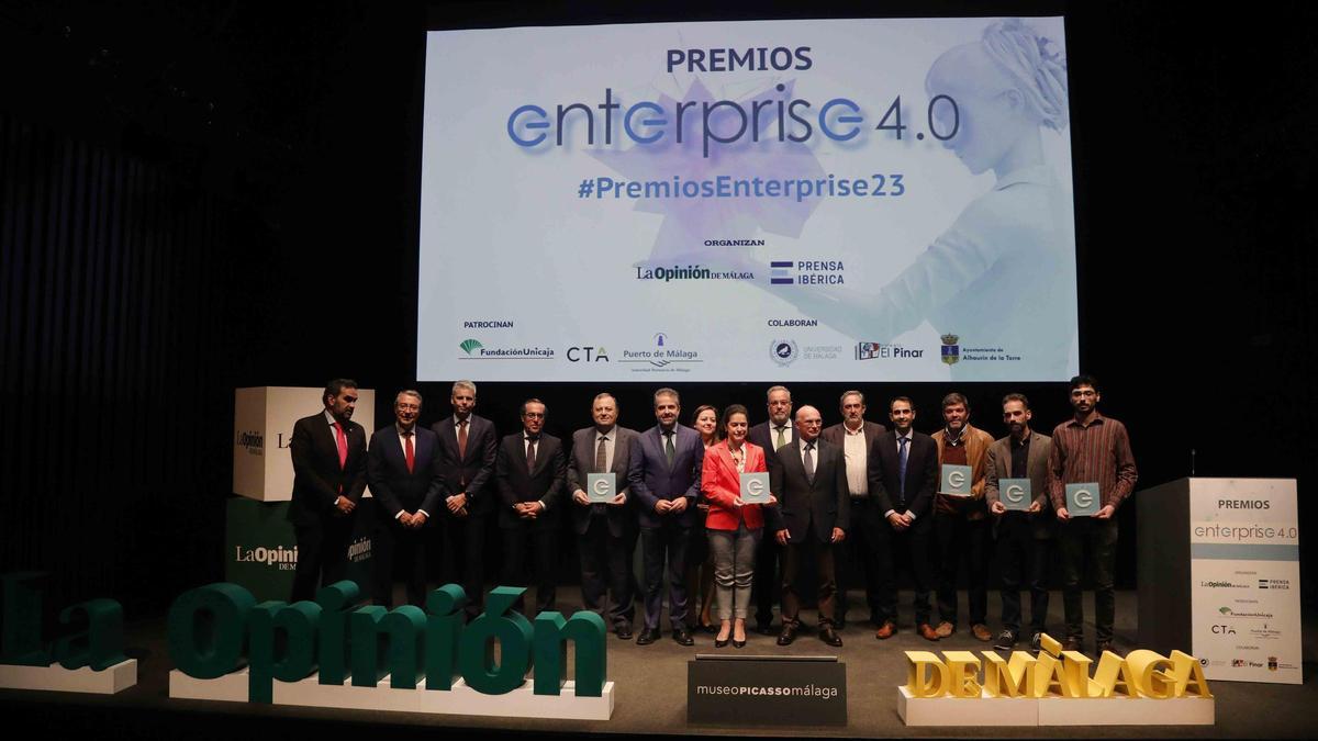 Foto de familia de premiados, organizadores, patrocinadores y autoridades de estos XIII Premios Enterprise 4.0