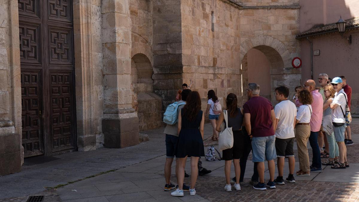 Un grupo de turistas, frente a la iglesia de San Ildefonso en Zamora.