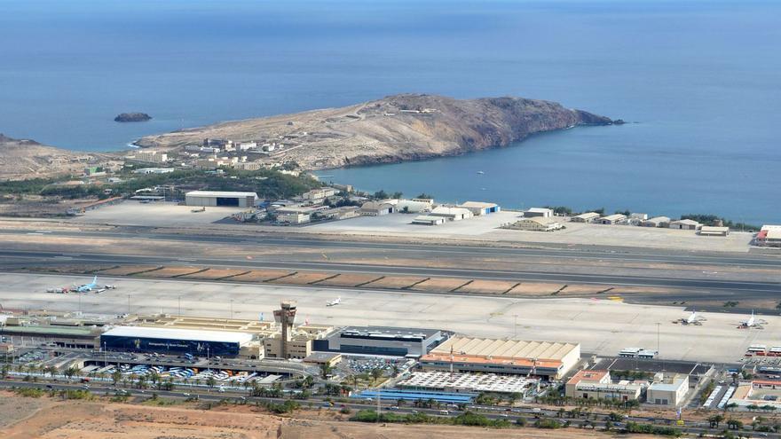 Vista del aeropuerto de Gando, con la autovía GC-1 y los terrenos reservados para el Parque de Actividades Económicas en primer término. | | YAIZA SOCORRO