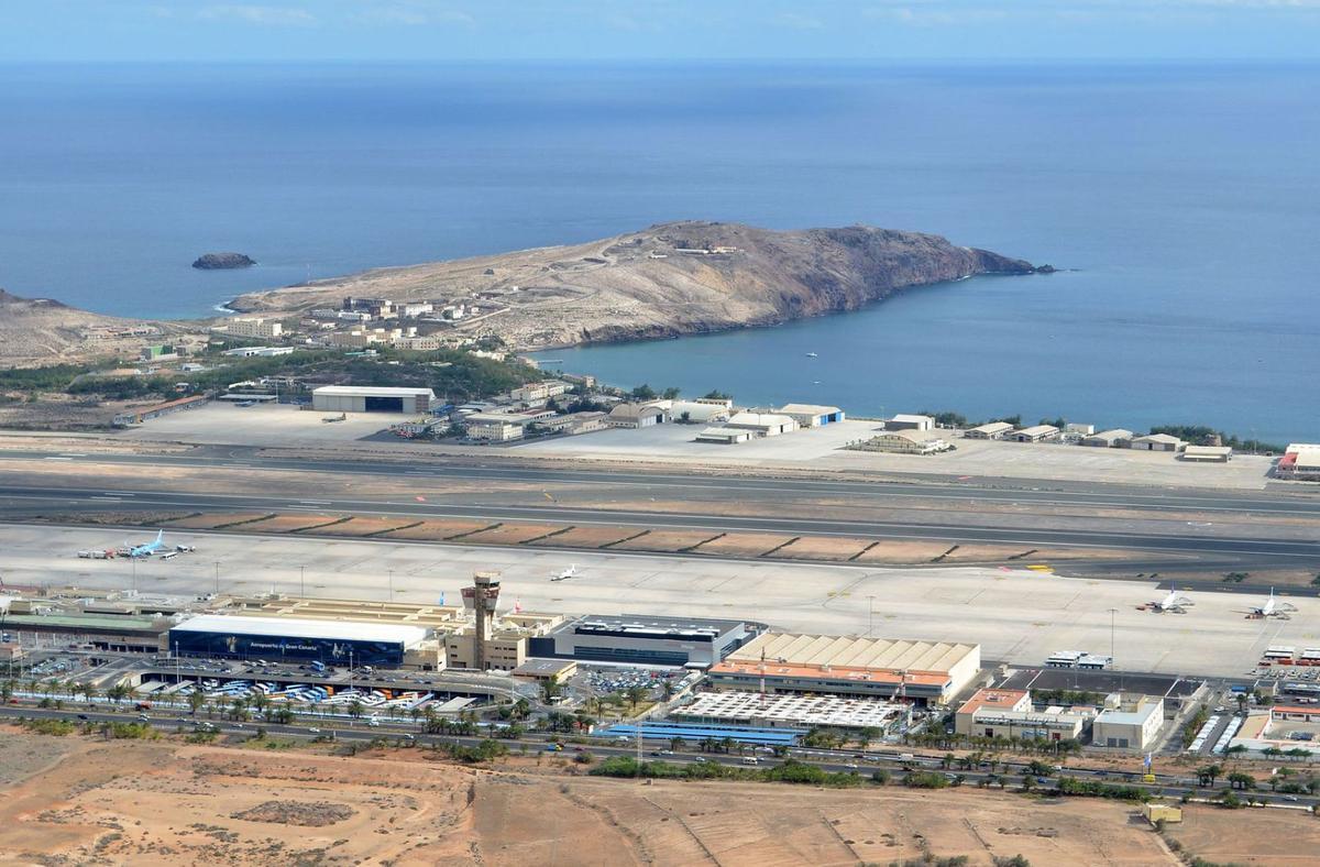 Vista del aeropuerto de Gando, con la autovía GC-1 y los terrenos reservados para el Parque de Actividades Económicas en primer término. | | YAIZA SOCORRO