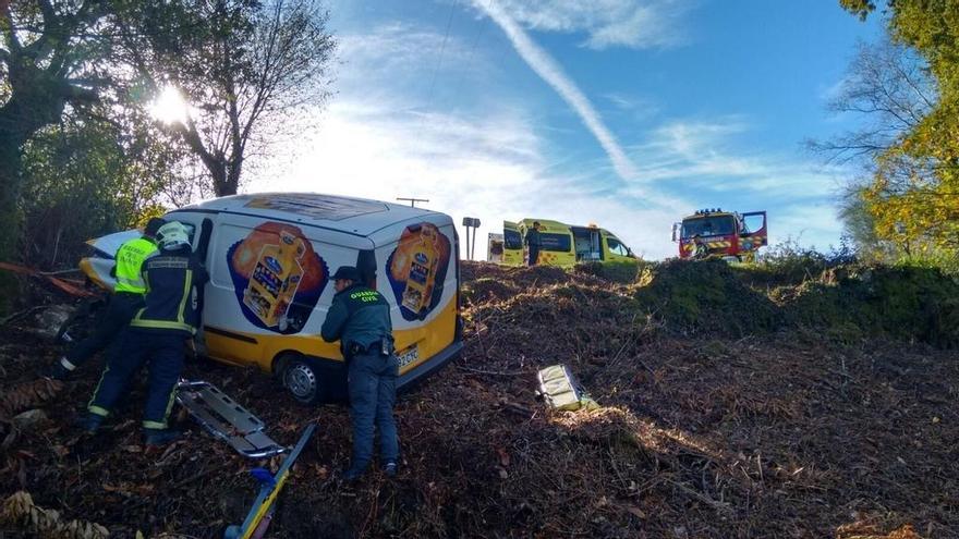 Efectivos de emergencia, junto al vehículo siniestrado esta mañana en Pereira de Forcarei.