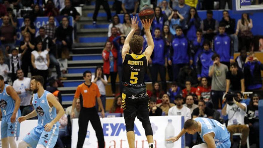 Nico Richotti, con Sulejmanovic, ejecutando el triple que le dio la victoria al Canarias en Lugo.