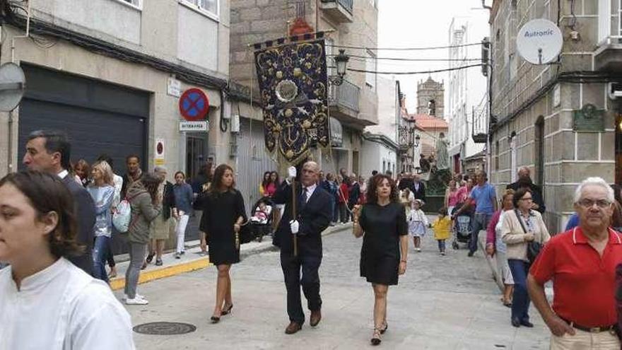 Un momento de la procesión en honor a San Pedro que se celebró ayer en Bouzas. // Alba Villar