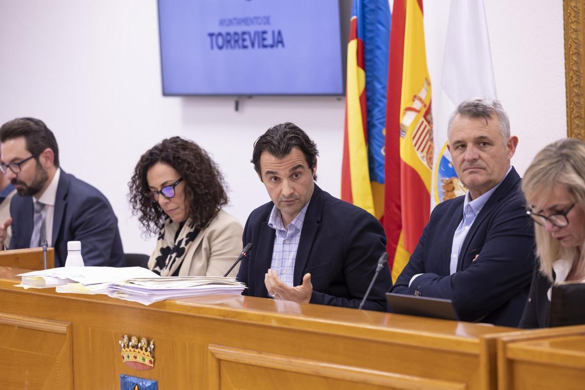 El alcalde Eduardo Dolón, junto al secretario Virgilio Estremera, en el pleno de Torrevieja
