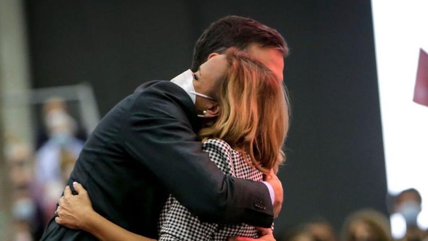 Pedro Sánchez y Mayte Pérez se abrazan en Valencia