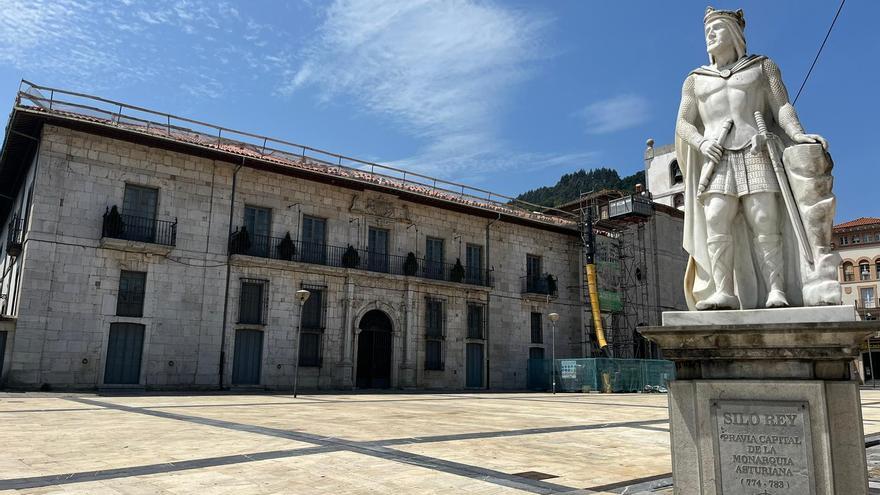La rehabilitación de una de las joyas arquitectónicas de Pravia: renuevan por completo la techumbre del palacio barroco de Moutaa