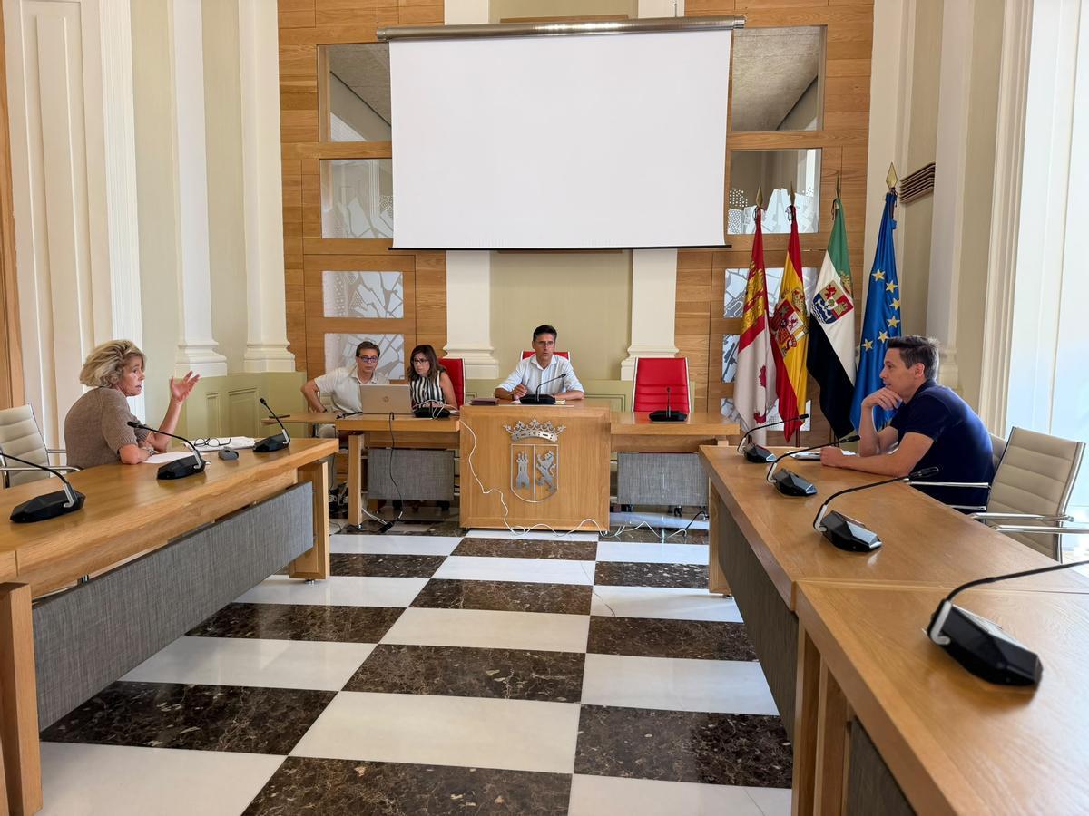 La Mesa de Contratación, reunida este miércoles en el salón de plenos del ayuntamiento.