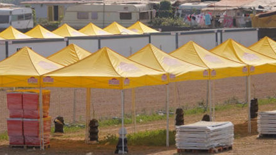 Casetas instaladas para el macrofestival junto al asentamiento de caravanas que existe en la zona.