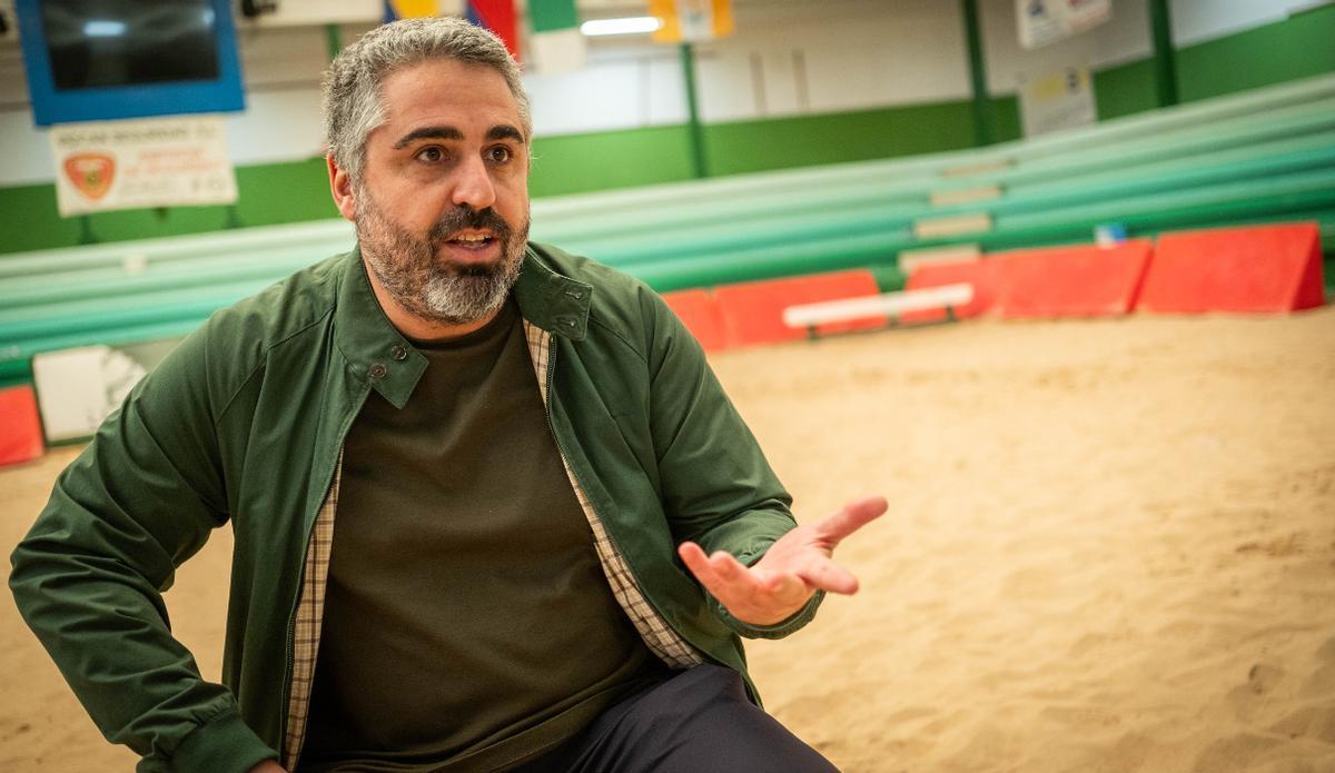 José Alayón habla de su nueva película en el terrero de lucha Pancho Suárez de Los Campitos.