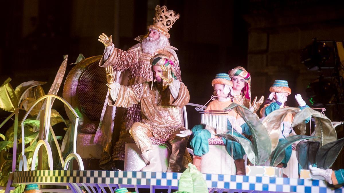 Barcelona    04 01 2020    Barcelona     Cabalgata de los Reyes Magos de Oriente  en la foto el rey Melchor     al inicio del recorrido  en la avenida el marques de la Argentera        Fotografia de Jordi Cotrina