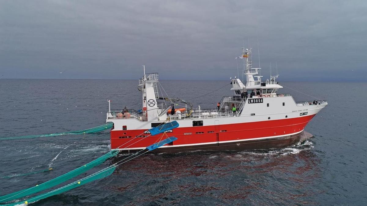 El pesquero «API VIII», construido por Armón para Iberconsa, con los tangones desplegados