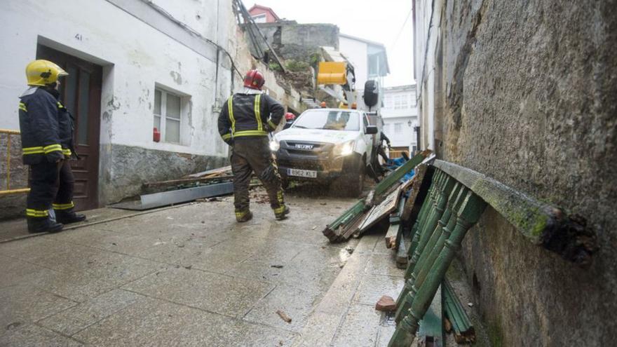 Operarios durante un derrumbe en el casco histórico. |   // CASTELEIRO