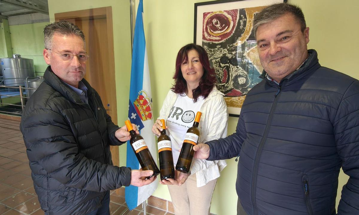 Juan Pena Costas, Verónica Moledo y Jorge Hervella, con tres botellas del vino premiado.