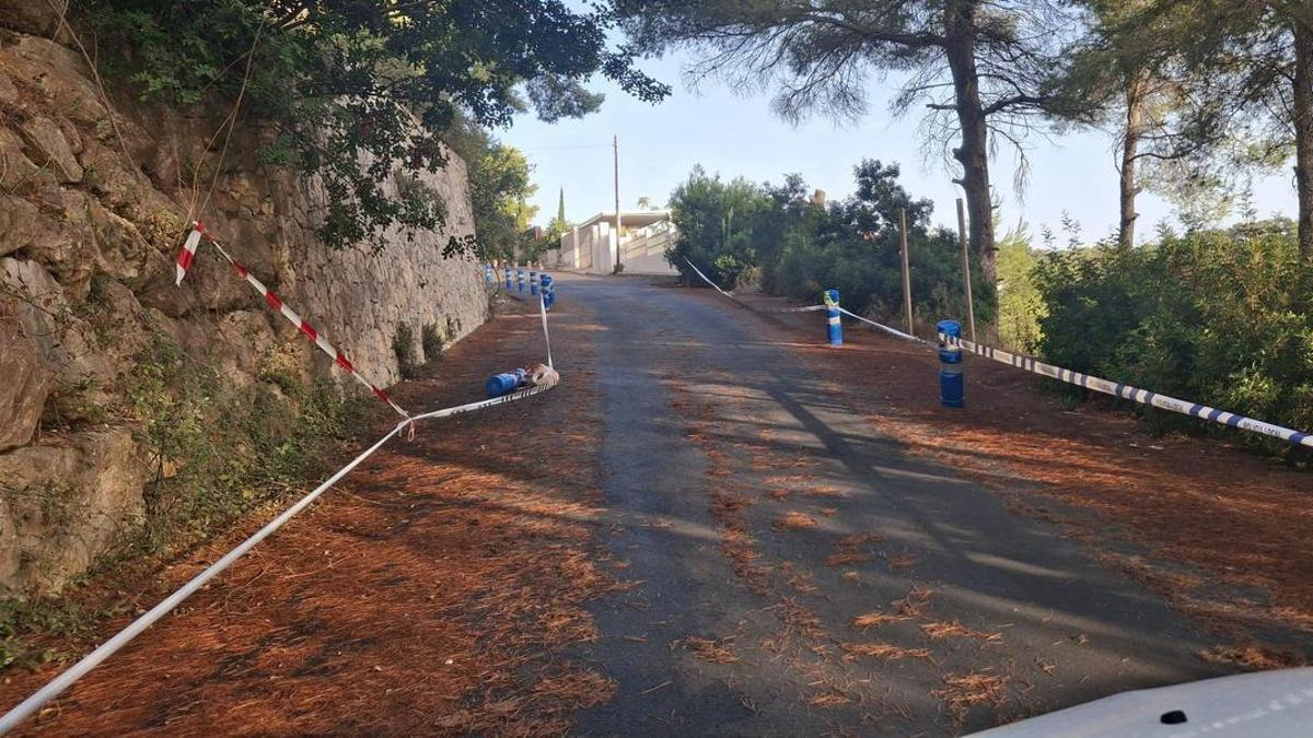 PRESIÓN TURÍSTICA | Xàbia, obligada a precintar los extremos de la calle de salida de la cala del Portitxol para evitar la invasión de coches aparcados y el colapso