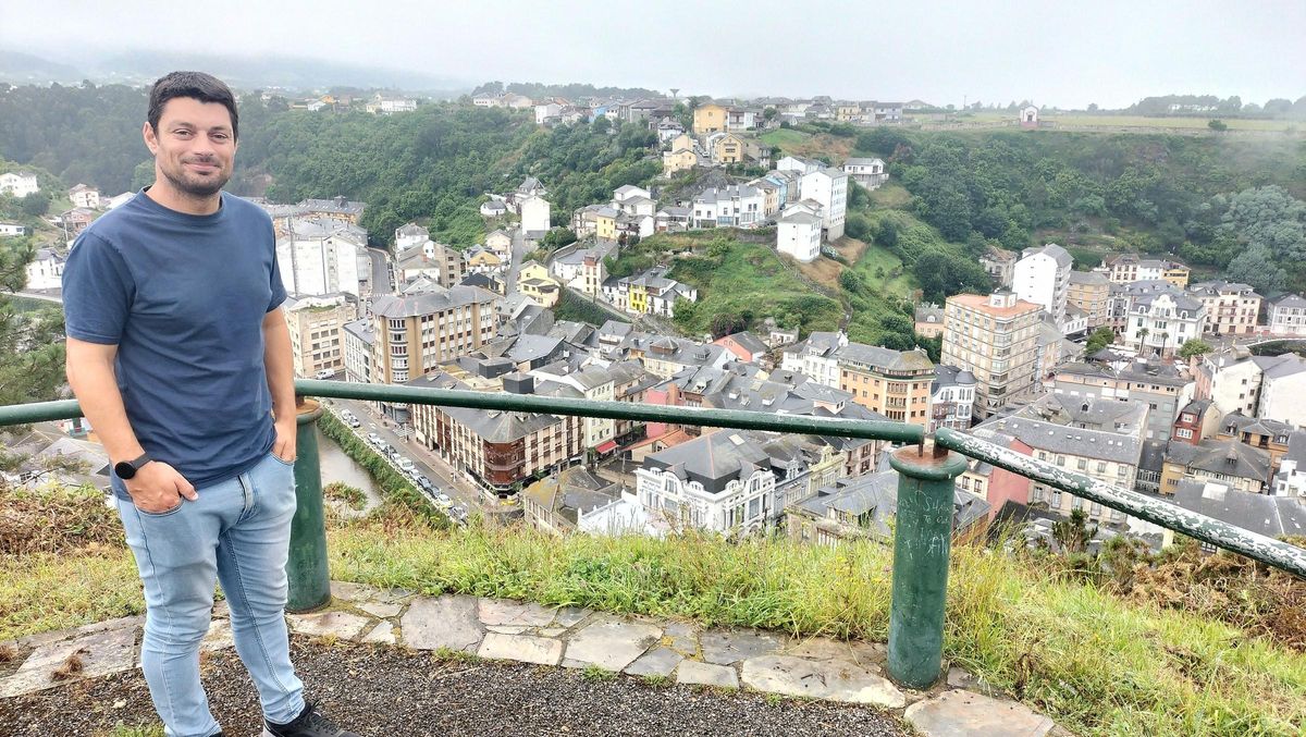 Mirador de la Funiar, en su estado actual. En primer plano, el concejal de Turismo, Ismael González.