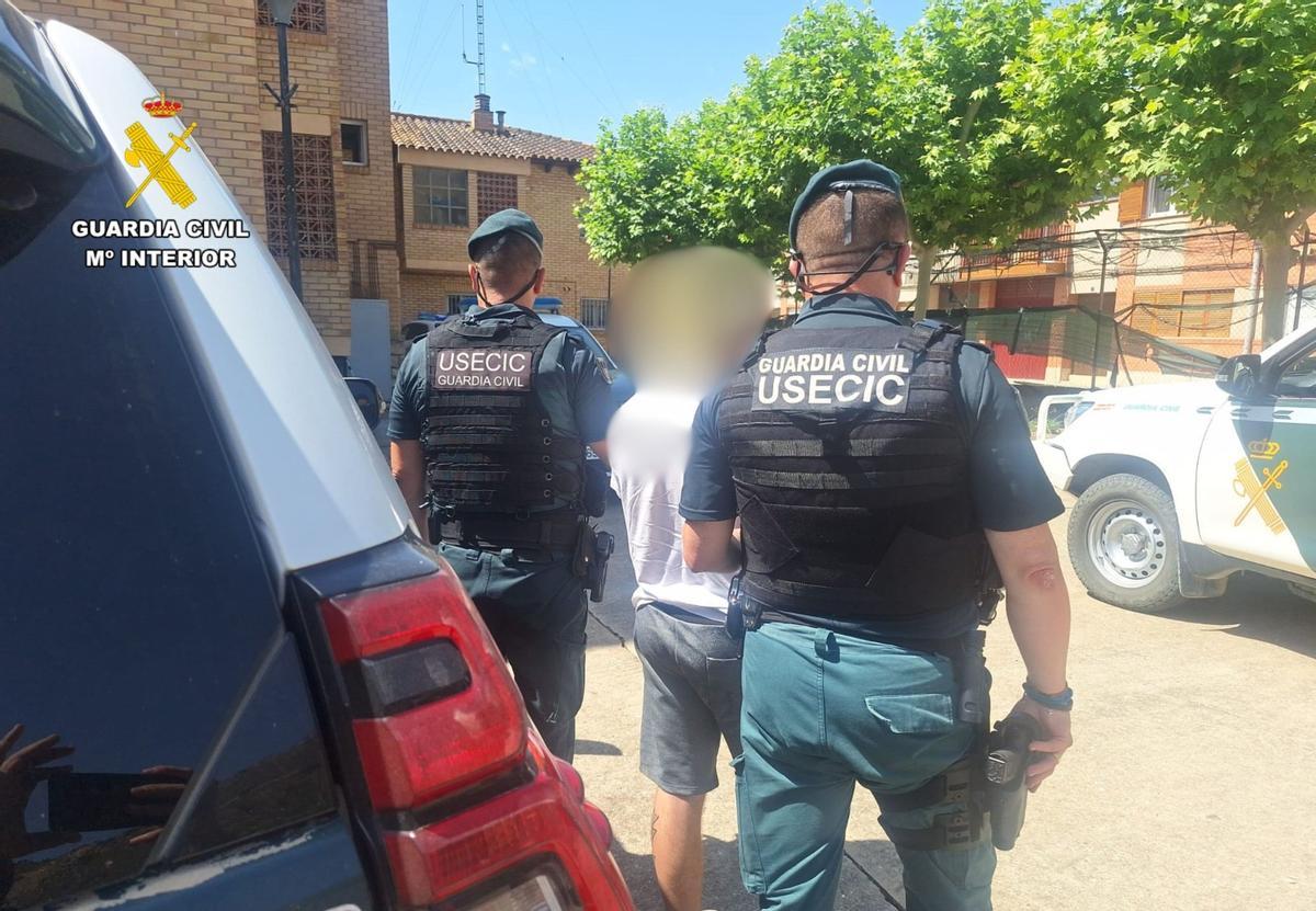 Momento de la detención del hombre en Mequinenza, el pasado fin de semana.