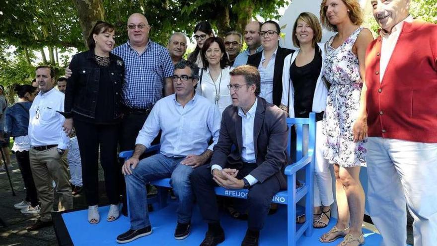 Feijóo, en el centro, con miembros del PP, ayer tras la reunión celebrada en Chantada. // FdV